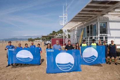 L'alcalde de Cambrils, Oliver Klein, i el regidor de Medi Ambient, Josep Maria Vallès, en l'acte simbòlic d'hissada de les Banderes Blaves a la platja del Regueral