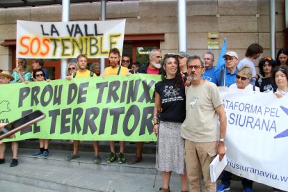 Andreu Escolà, membre de GEPEC, i Anaïs Estrems, de la Plataforma pel Riu Siurana, minuts abans d'entrar als jutjats de Reus perquè els notifiquessin l'ajornament del judici.