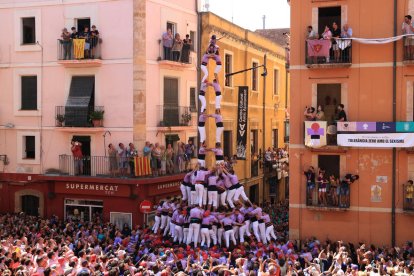 2 de 9 amb folre i manilles de la colla Jove.