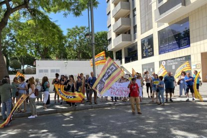 Los trabajadores de la residencia de los Pallaresos en la concentración de hoy en Tarragona.