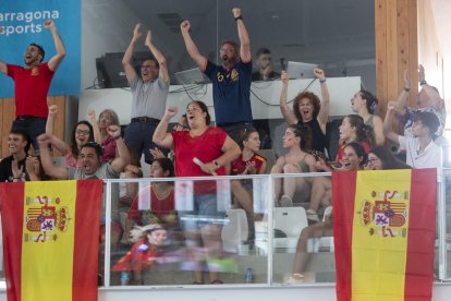 Los forofos de la selección española celebrando el gol de Olga Carmona.