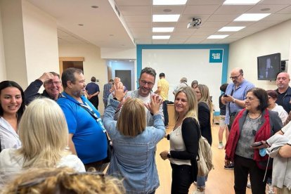 Pere Segura recibiendo las felicitaciones de la gente por su victoria en Vila-seca.