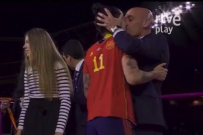 Momento en que Luis Rubiales le da un beso a Jenni Hermoso.