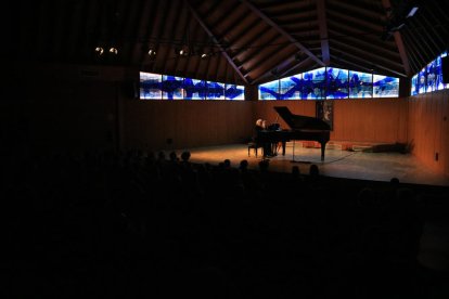 En un ambient tènue, el pianista Richard Goode ha honrat la memòria de Pau Casals.