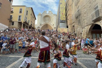 El Ball de Bastons de Tarragona en la seva actuació a la plaça de les Cols, durant el seguici de Sant Magí.