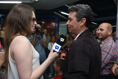 L'alcalde i cap de llista del PSC, Kenneth Martínez, atenent als mitjans la passada nit.