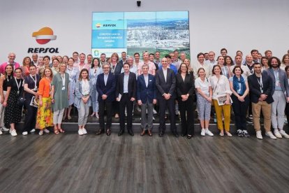 Foto de família entre els membres del Coreper I i la comitiva de Repsol.