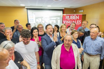 Rubén Viñuales i l'equip del PSC van celebrar el triomf a la seu socialista després de guanyar per una diferència de tres regidors a ERC.