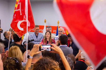 La seu del PSC a la plaça del Castell es va omplir de gom a gom per a celebrar el triomf de Sandra Guaita als comicis.