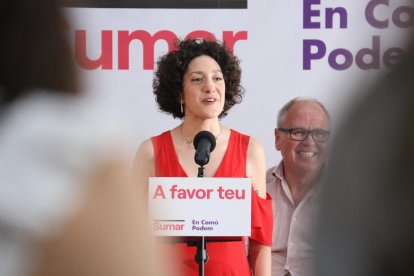 La candidata de Sumar-En Común Podemos Aina Vidal interviene en un acto de campaña en Tarragona.