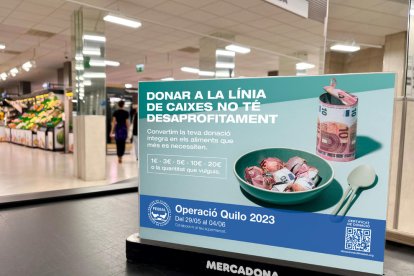 Mercadona participa en una campaña solidaria para recaudar dinero que se transformará en productos para los bancos de alimentos.