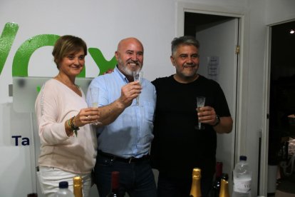 Francisco Javier Gómez, cabeza de lista de Vox en Tarragona, junto a Judit Gómez y Jaume Duque, los números 2 y 3, respectivamente.