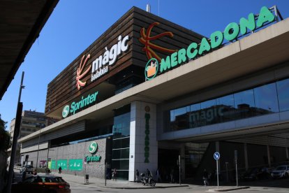 Façana del centre comercial Màgic de Badalona.