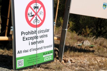 Cartell de restricció de pas a la pujada a Mont Caro, al Port de Tortosa i Roquetes.