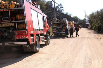 Camions de Bombers en el punt on ha començat l'incendi del Cervelló.