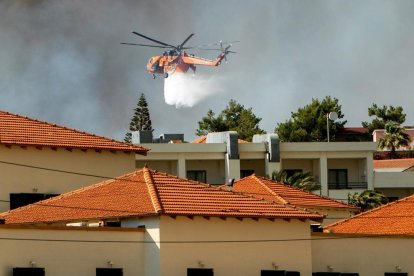 Un helicóptero trabajando en la extinción del incendio de Rodes, Grecia.