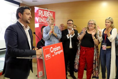 Imatge de Rubén Viñuales parlant a la seu del PSC després de la victòria en les eleccions del diumenge.