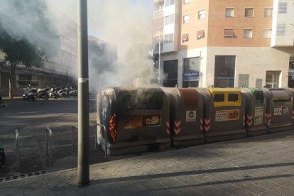 Imatge de l'incendi al contenidor de paper i cartró al carrer Manuel de Falla de Tarragona.