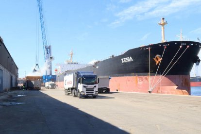 Imatge d'arxiu d'un vaixell carregat de cereals descarregant mercaderia en un moll del Port de Tarragona.