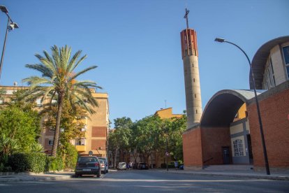 Fotografia de la plaça de Gabriel Ferrater i Soler, el punt neuràlgic del barri.