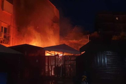 El fuego ha afectado neveras, toldos y unos cables de baja tensión en Torredembarra.