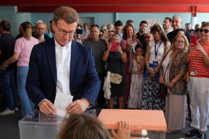 El candidat del PP, Alberto Núñez Feijóo, vota al col·legi Ramiro de Maeztu de Madrid aquest 23-J.