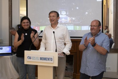 Pere Lluís Huguet fent el seu discurs a la Casa Joan Miret, on va passar la nit el PP de Tarragona.