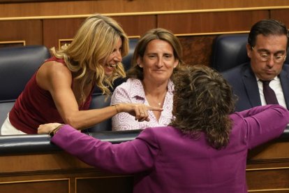 La líder de Sumar, Yolanda Díaz, conversant amb la diputada d'ERC, Teresa Jordà.