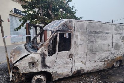 Imatge de la furgoneta que ha cremat totalment a la plaça Luis del Olmo de Roda de Berà.