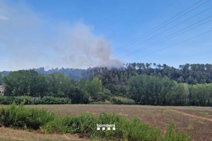 Imatge de l'incendi de vegetació a la zona del Llorito de Tarragona.