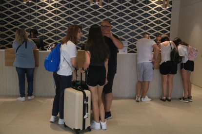 Una família esperant a la recepció de l'hotel Blaumar de Salou.