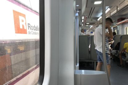 Fèlix Alonso ha publicado una imagen del interior del tren donde se encuentra atrapado por una avería en la R15.