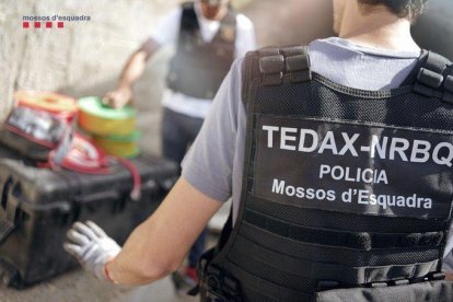 Agentes de los TEDAX de los Mossos se desplazaron hasta el Eixample donde se produjo la explosión de la mochila.