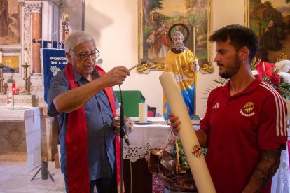 Joan Oriol, capità del Nàstic, durant la visita de l'equip a l'ermita del Loreto i la Capella de Sant Magí.