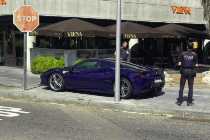 Imatge del Ferrari estacionat davant del centre comercial.