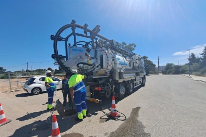 El nuevo camión cisterna permite recuperar la mayor parte del agua que se utiliza para limpiar el alcantarillado en Reus.