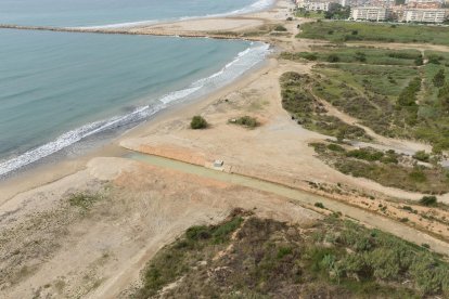 El nuevo canal permitirá desviar las aguas pluviales de las carreteras A-7, C-31b y TV-3146.