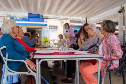 Una trentena de persones es van trobar ahir en el Dinar de Primavera al barri del Serrallo.