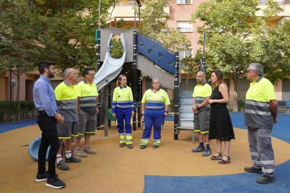 La alcaldesa y el regidor de Vía Pública con trabajadores de Reus Net y Brigadas Municipales