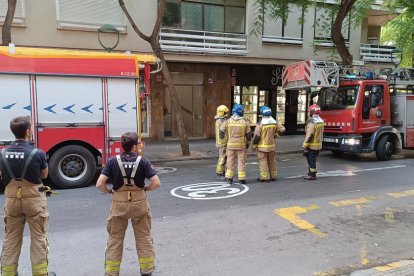 Imatge dels bombers al carrer Rovira i Virgili on s'ha produït la falsa alarma.