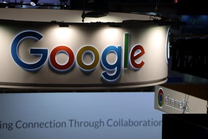 El logotipo de Google en el stand del ISE 2023.