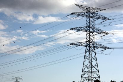 Una torre del tram aeri de la MAT a Garrigàs.