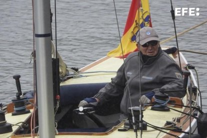 Imagen de archivo del Rey emérito don Juan Carlos en una regata en aguas de Sanxenxo