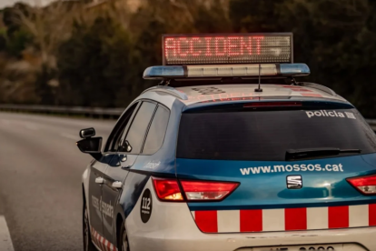 Imatge d'un vehicle dels Mossos d'Esquadra senyalitzant un accident.