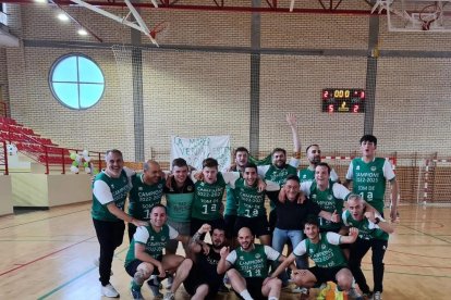 Imatge de l'equip masculí de futbol sala celebrant l'ascens a Primera Divisió.