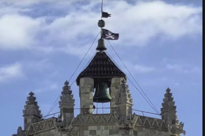 Imagen de la bandera pirata colgada en la Catedral de Tarragona.