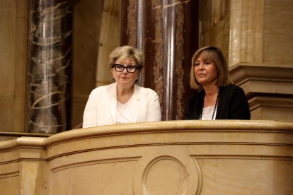 Teresa Pallarès y Núria Marín, antes de ser elegidas senadoras, durante el pleno del Parlament.