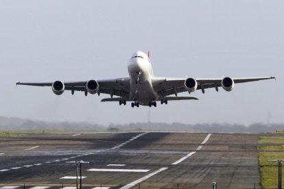 Imagen de un avión despegando.