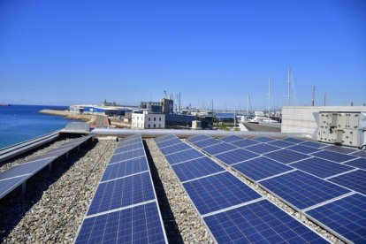 Placas fotovoltaicas en uno de los edificios del Puerto.