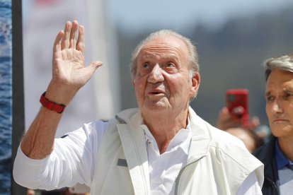 El Rey Juan Carlos saluda a los congregados a las puertas del Real Club Náutico de Sanxenxo.